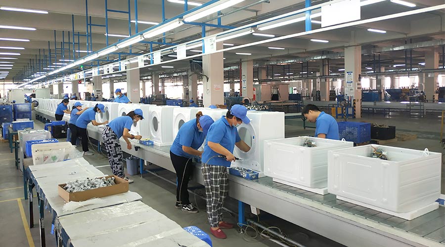 高效率！員工們忙碌地開展巴西客戶的衣物烘干機生產(chǎn)工作