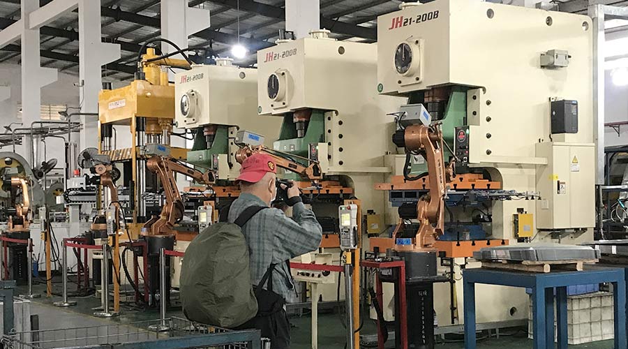 江門市攝影協(xié)會蒞臨金環(huán)電器拍攝交流  用鏡頭見證實力！