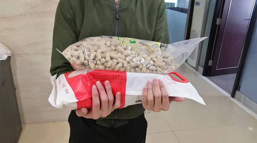 新春關(guān)懷 禮滿情暖！金環(huán)電器給員工發(fā)年貨